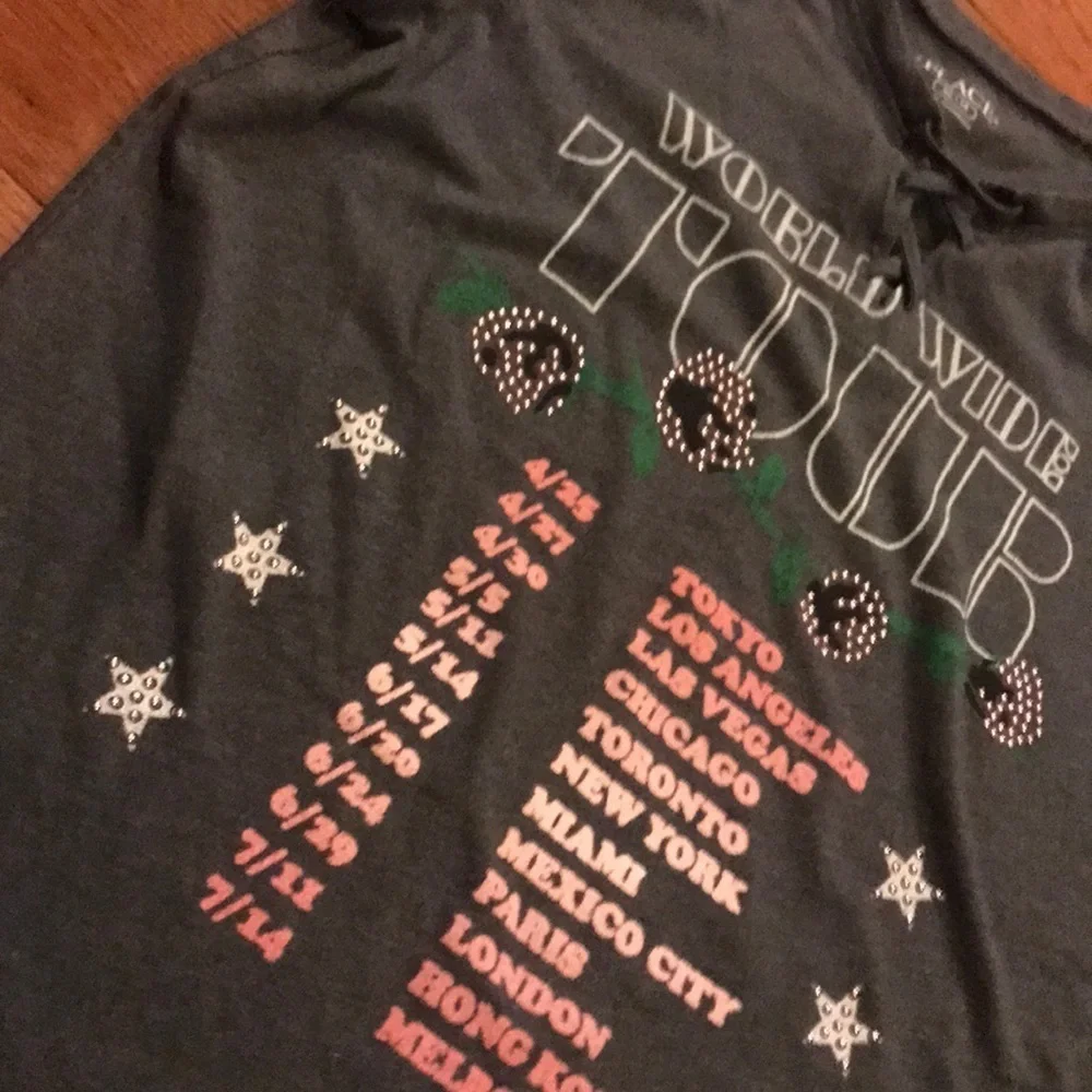 6/$20 LIKE new Children’s place XL shirt